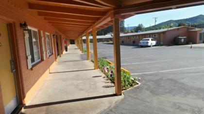 Relax Inn Yreka - image 6