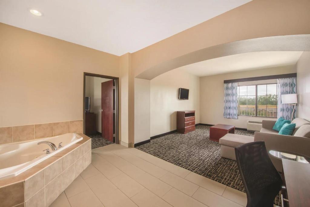 La Quinta by Wyndham Oklahoma City -Yukon - image 5