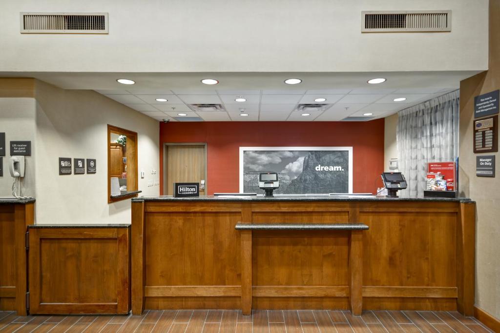 Hampton Inn & Suites Yuma - image 2