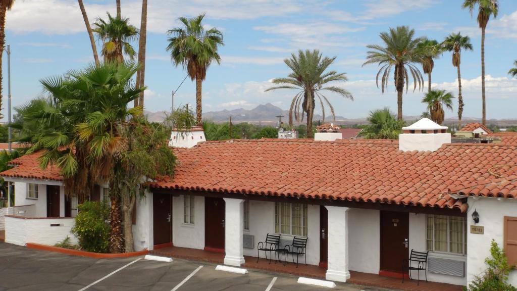 Coronado Motor Hotel - image 4