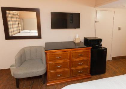 Budgetel Inn & Suites - image 4