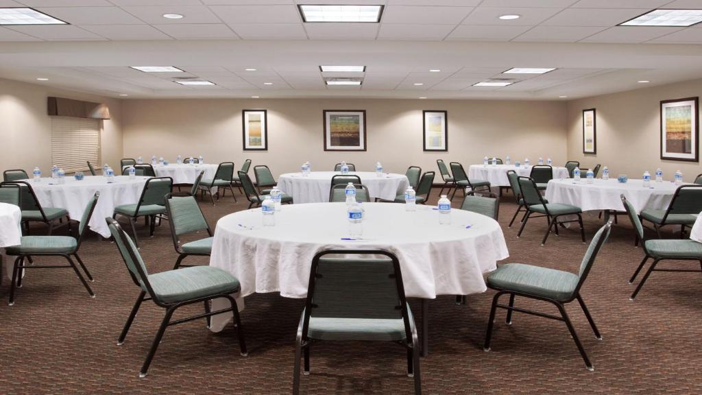 Holiday Inn Express Hotel & Suites Zanesville North an IHG Hotel - image 6