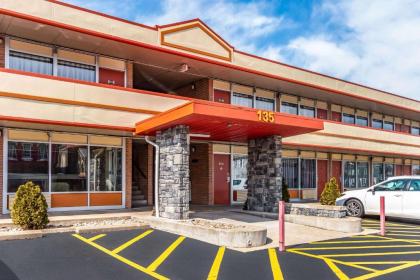 Econo Lodge - image 14