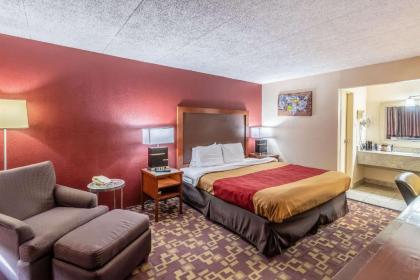 Econo Lodge - image 15