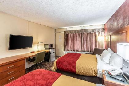 Econo Lodge - image 9