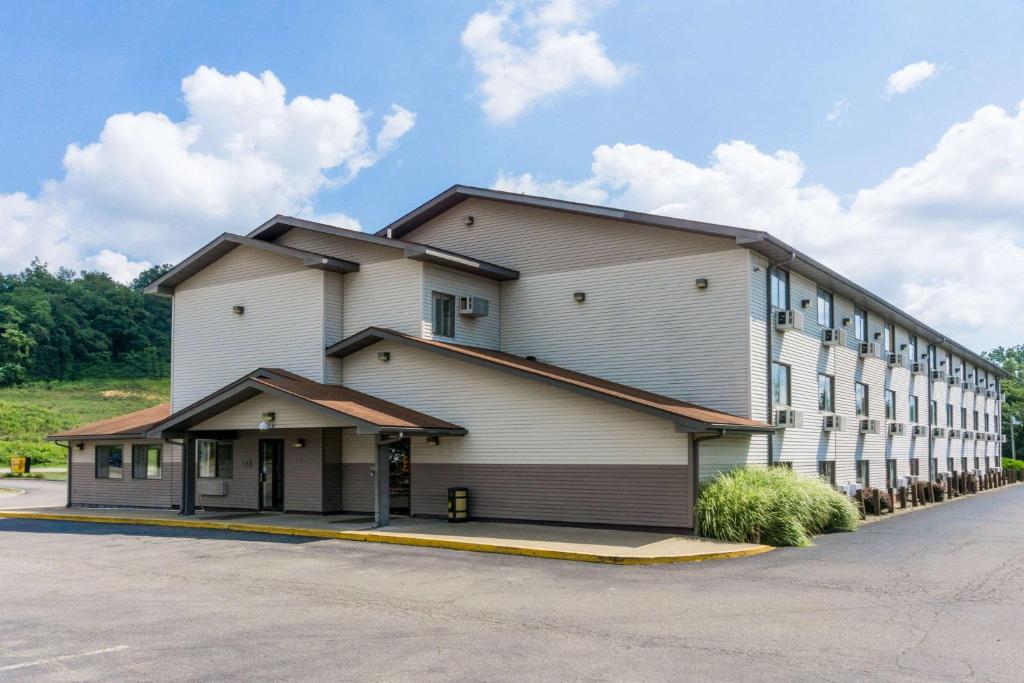 Super 8 by Wyndham Zanesville - main image