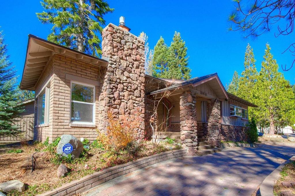 Cheyenne Chalet by Lake Tahoe Accommodations - main image