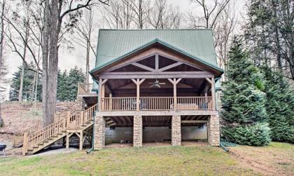 Cabin with Game Room and Hot tub mins to Hendersonville