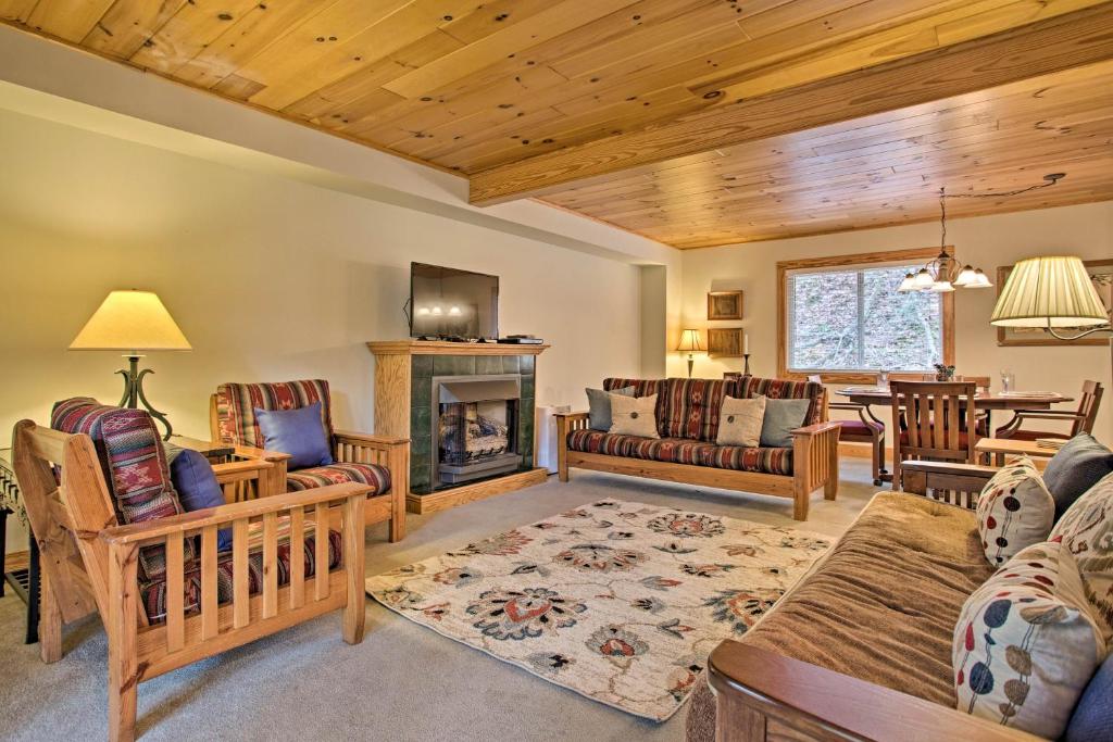 Cabin with Game Room and Hot Tub Mins to Hendersonville - image 6