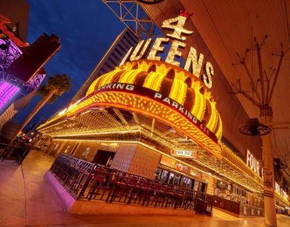 Four Queens Hotel and Casino - image 9
