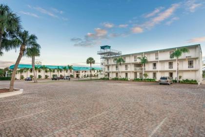 Days Inn & Suites by Wyndham Lake Okeechobee - image 1