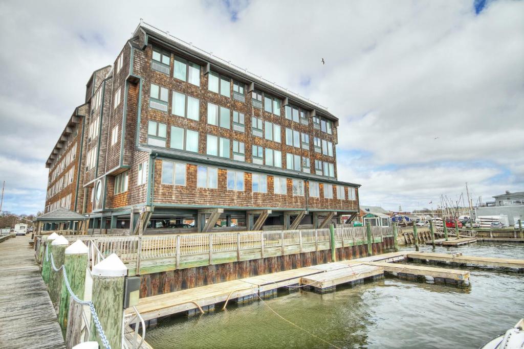 Club Wyndham Inn on Long Wharf - image 2