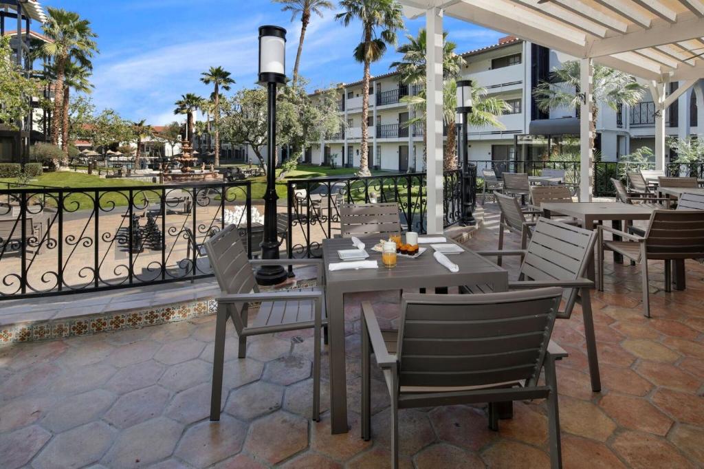 Embassy Suites by Hilton Palm Desert - image 4