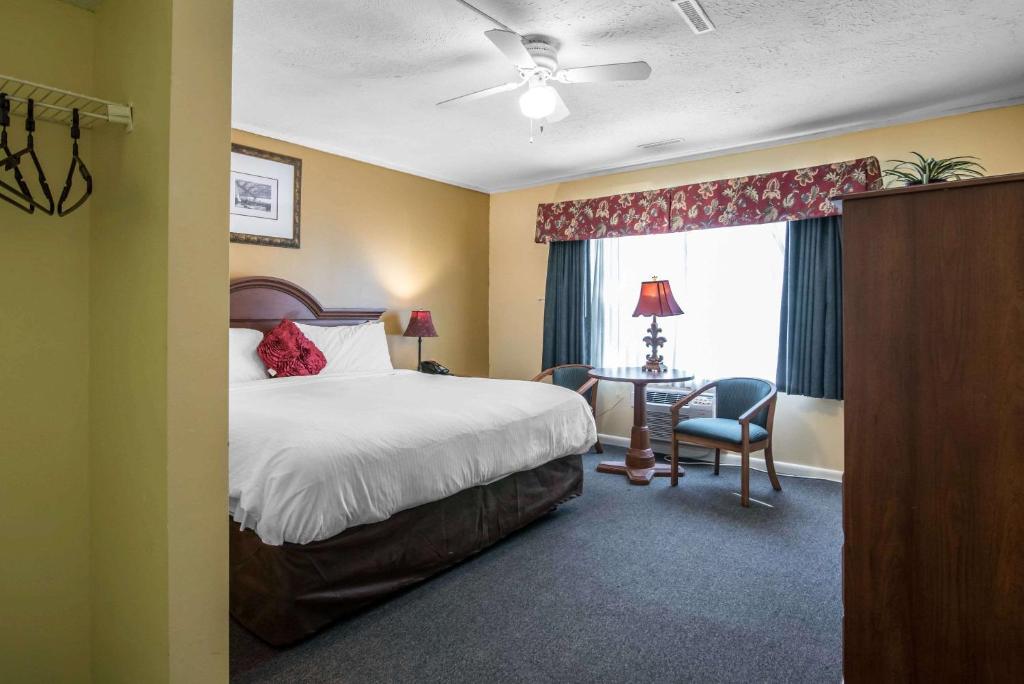 Econo Lodge Inn & Suites Tilton - image 3