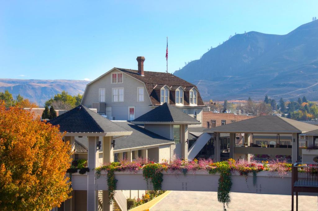 Campbell's Resort on Lake Chelan - image 3