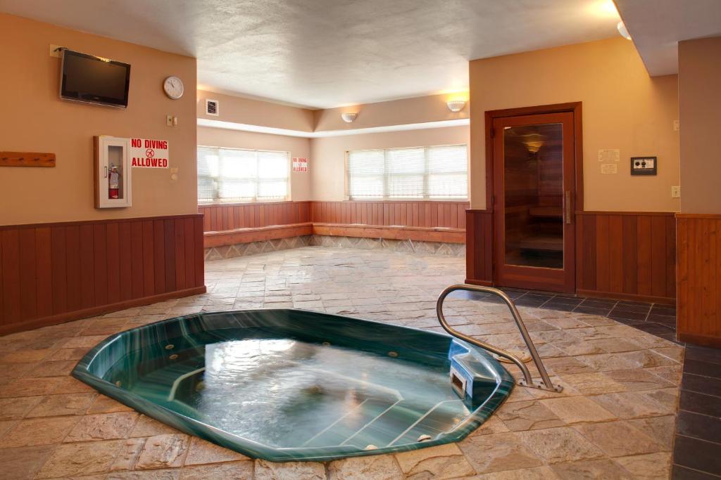 Legacy Vacation Resorts Steamboat Springs Suites - image 2