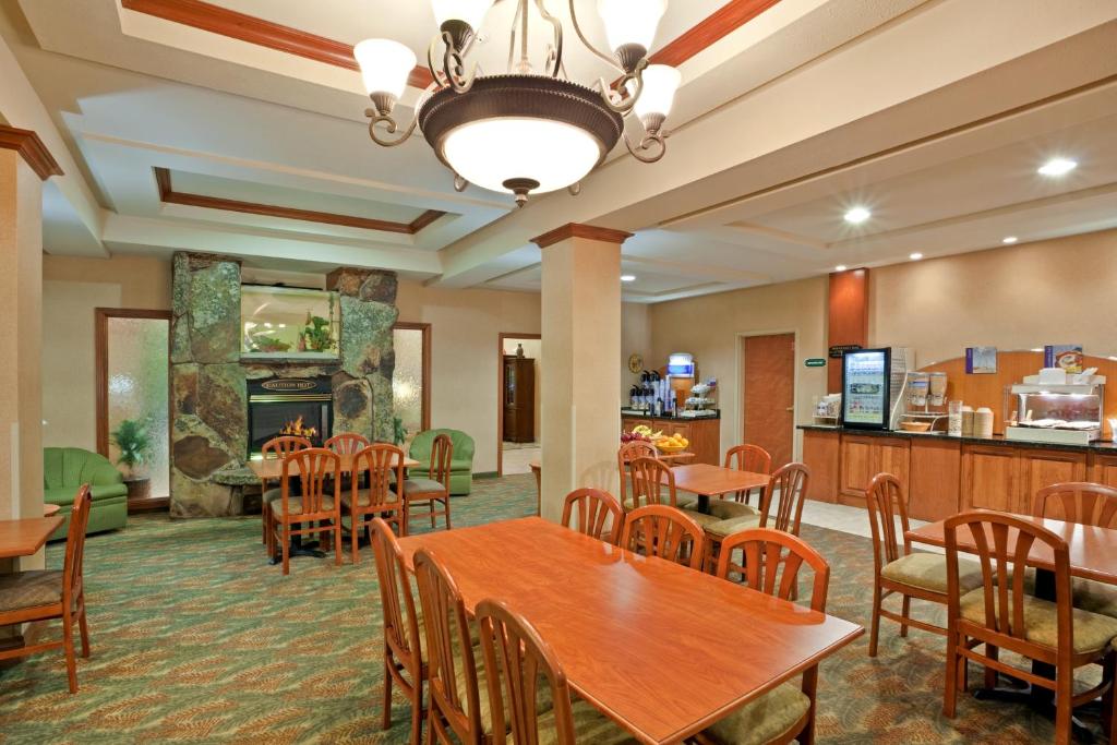 Triple Play Resort Hotel & Suites - image 6