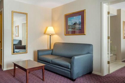 Clarion Hotel & Suites - image 7