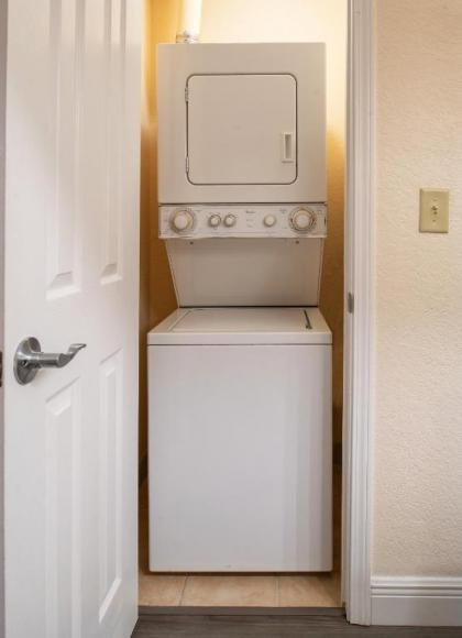 Floridays Orlando Two & Three Bed Rooms Condo Resort - image 11