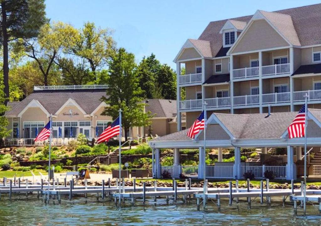 Bay Pointe Inn - main image