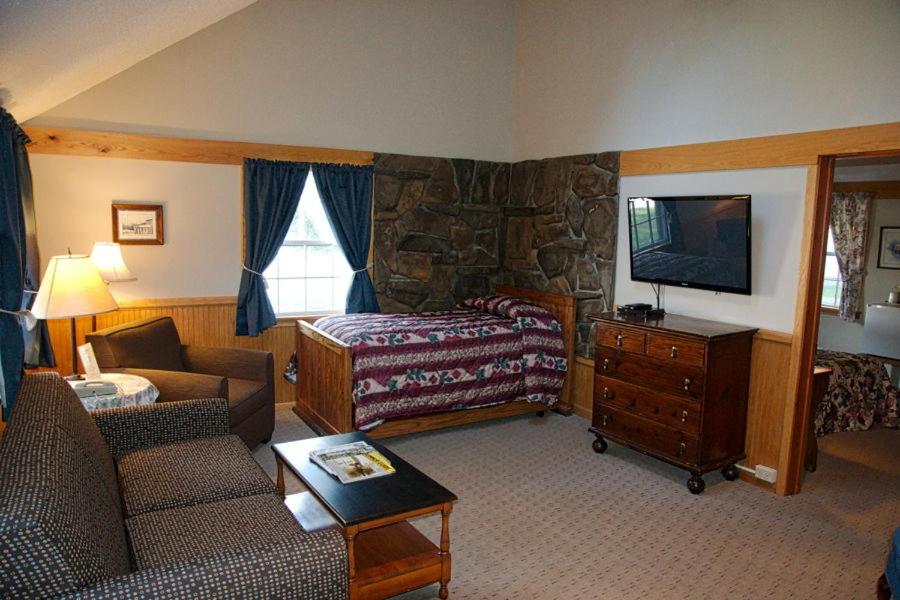 New England Inn & Lodge - image 4