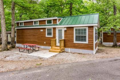 Williamsburg Camping Resort 38 ft. Park Model 5 - image 18