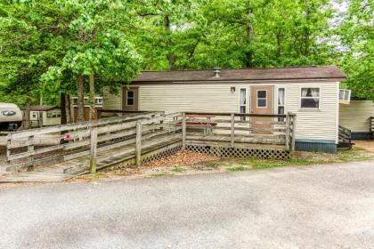 Williamsburg Camping Resort Wheelchair Accessible Park Model 7 - image 18