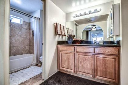 Larkspur Villa - Lovely & Entertaining Hot Tub with pool resort living! - image 11