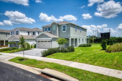 Grand Home with Media Room Air Hockey and Water Park Access - image 4