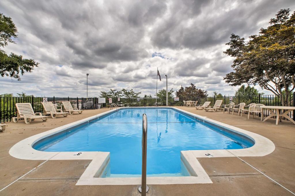 Renovated Branson Condo with Resort-Style Pool Access - image 5