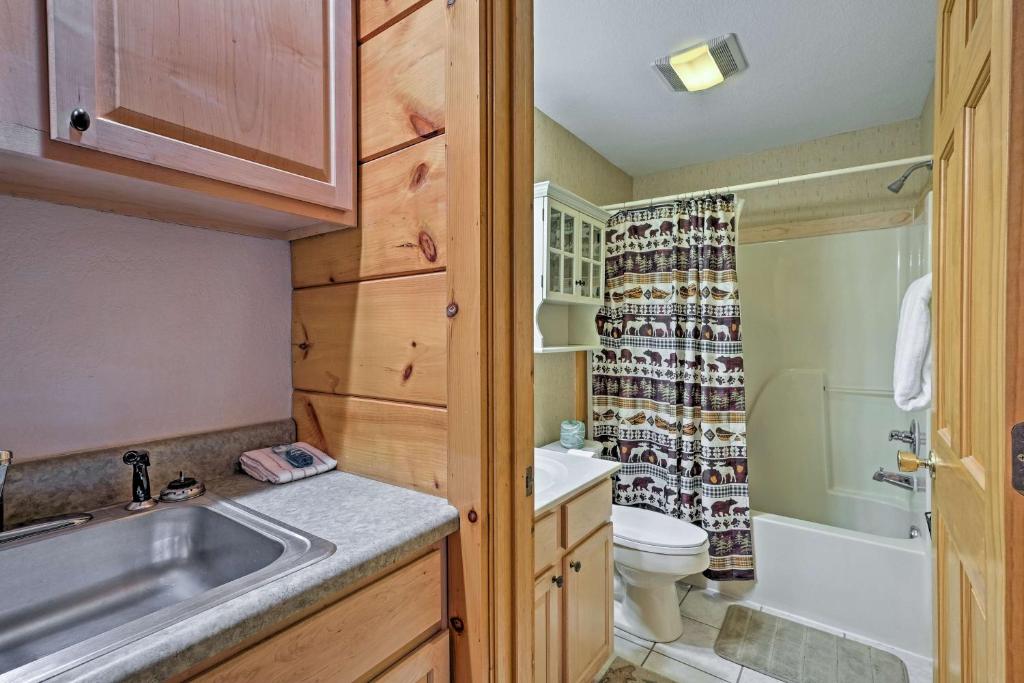 Pigeon Forge Resort Studio Cabin on Dollywood Ln! - image 5