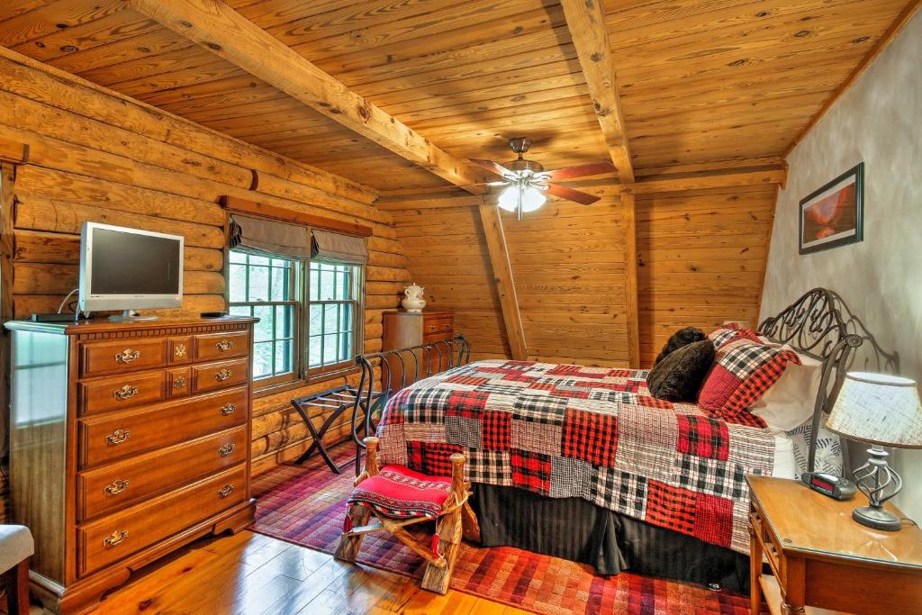 Family-Friendly Massanutten Log Home with Views! - image 2