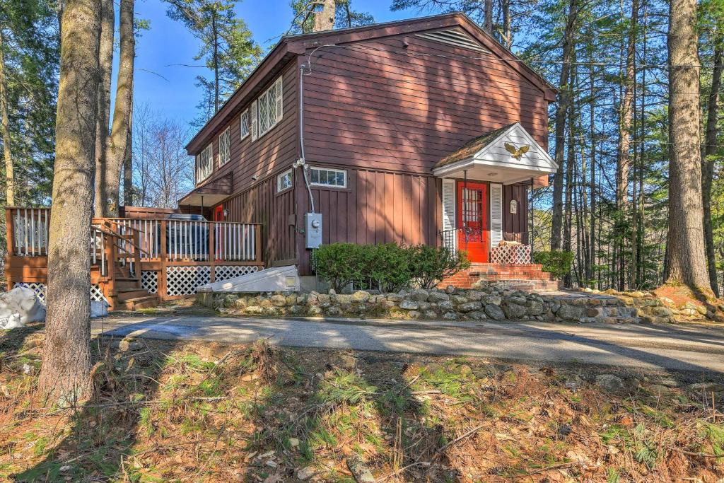 N Conway Home with Porch -Walk to Cranmore Mtn Resort - main image