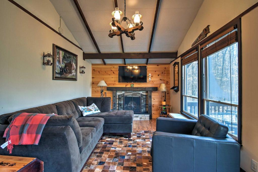 Cozy Beech Mountain Family Retreat with 2 Decks! - main image