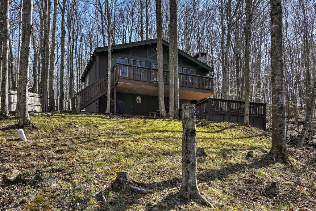 Cozy Beech Mountain Family Retreat with 2 Decks! - image 3