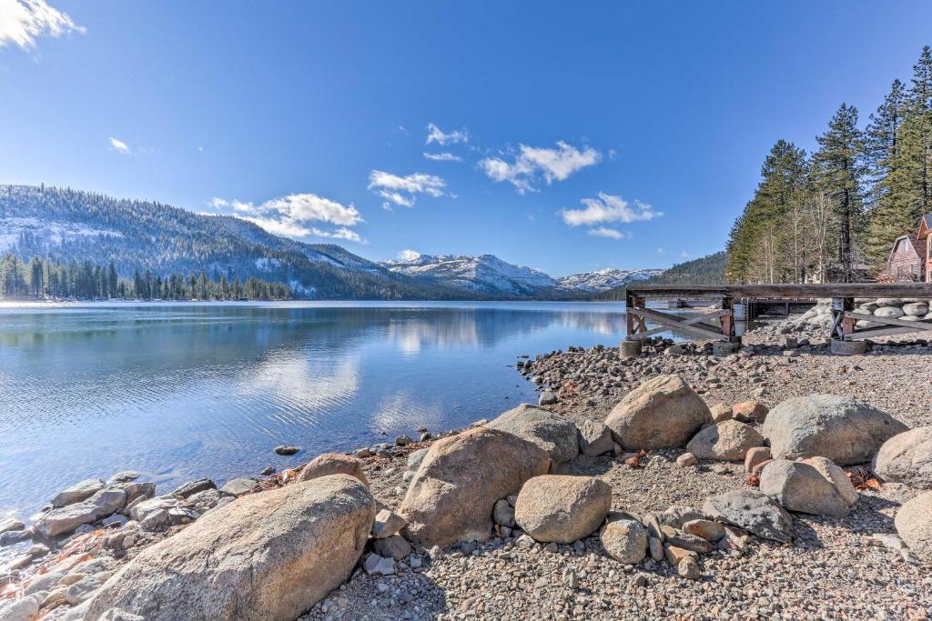 Lovely Tahoe Resort Cabin with Trails Hot Tub Access - image 7