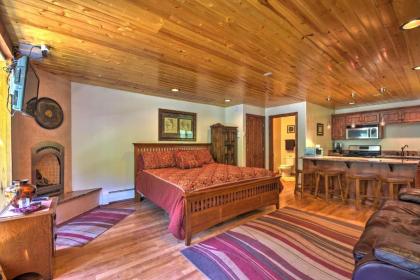 Cozy Streamside Studio 1 Mi From Taos Ski Resort! - image 1