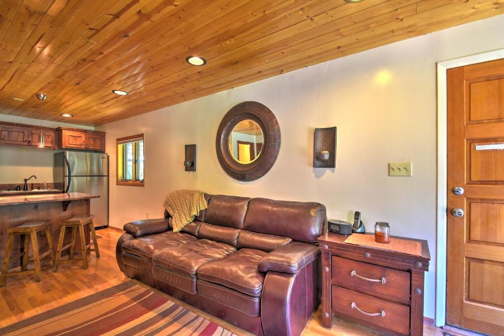 Cozy Streamside Studio 1 Mi From Taos Ski Resort! - image 4