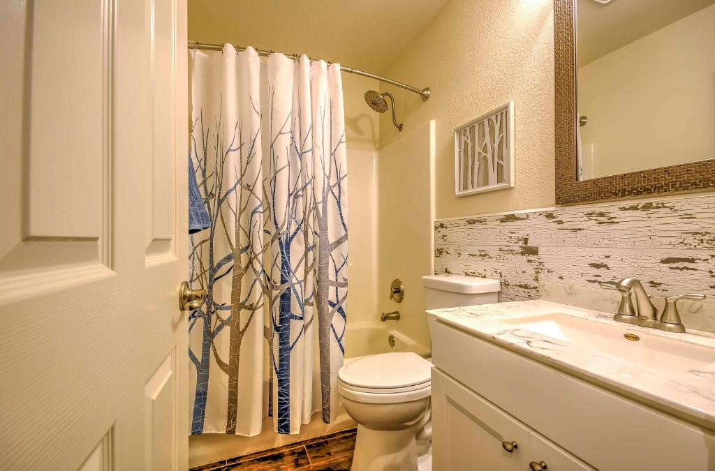 Gorgeous Condo with Resort Pool Near Branson Strip! - image 2