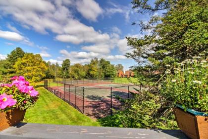 Stowe Townhome with Deck Mtn Views and Resort Perks! - image 10