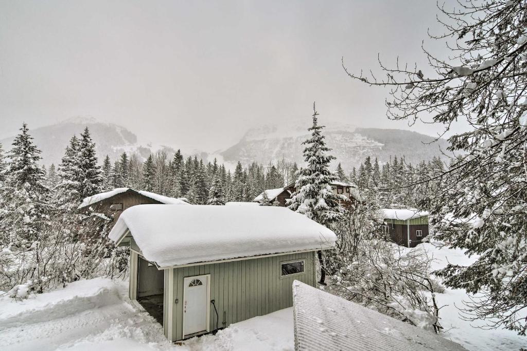 Cabin with Hot Tub and Views 1 Mile to Alyeska Resort - image 3