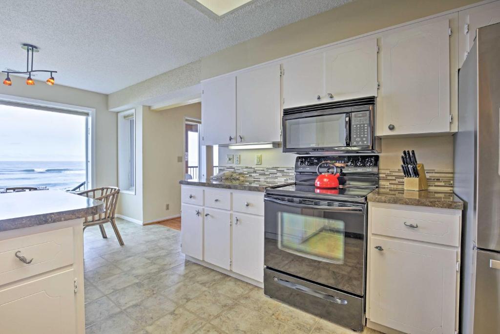 Resort Lincoln Condo with Ocean Views and Pool Access! - image 5