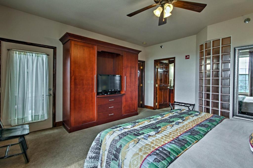 Luxe Pigeon Forge Condo with Resort Pools and Hot Tubs - image 3