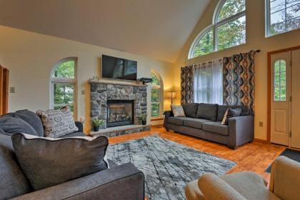 Pocono Lake Home in Resort Community with Hot Tub - image 15