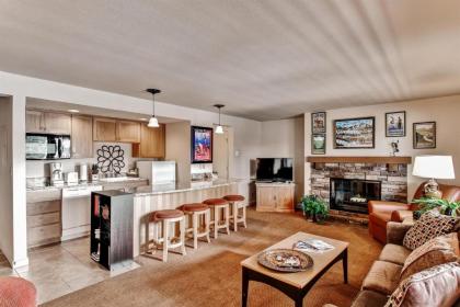 Bend Condo with Deck Resort-Style Amenities and Views! - image 1