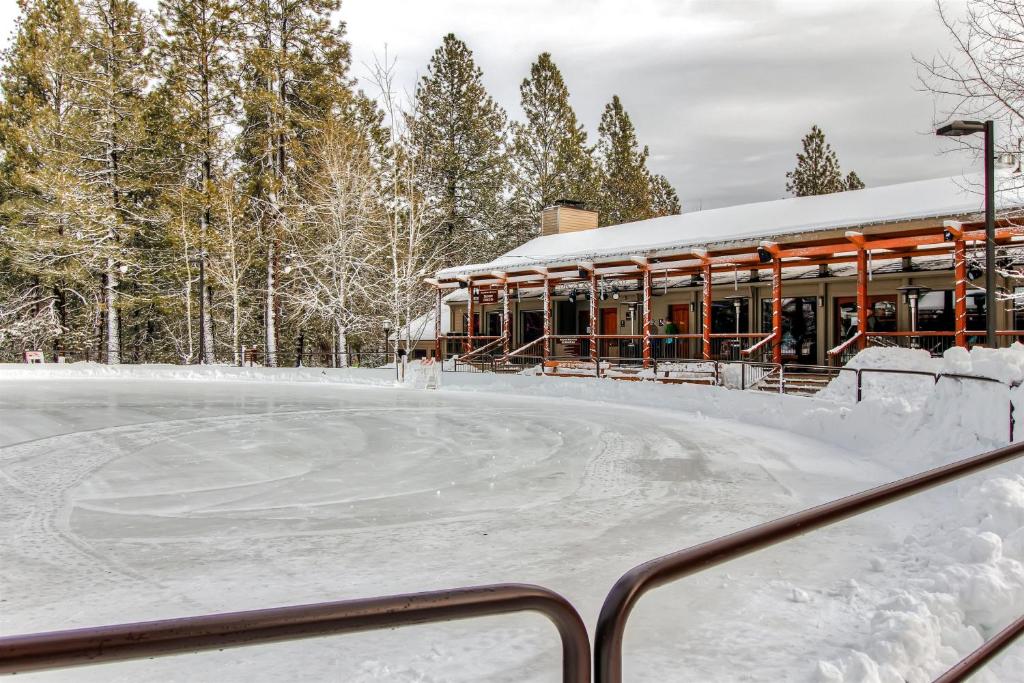 Bend Condo with Deck Resort-Style Amenities and Views! - image 6