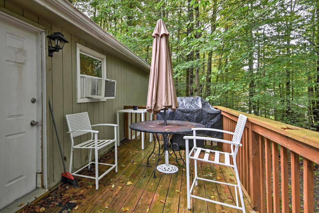 Home with Sunroom and Access to Arrowhead LK Amenities! - image 4