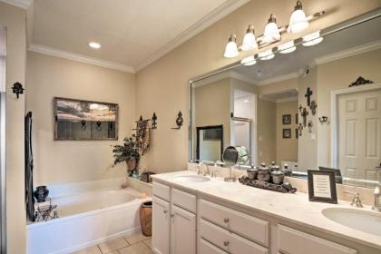 Lakefront Lago Vista Condo with Resort Amenities - image 5