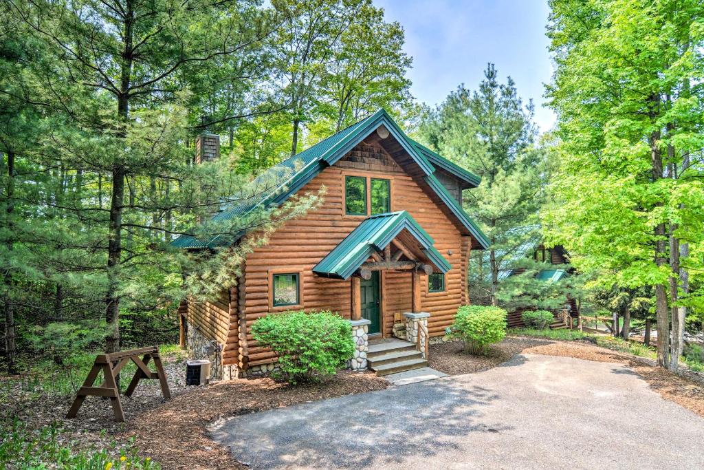 Boyne Mtn Cabin with Hot Tub Near Resort - image 2