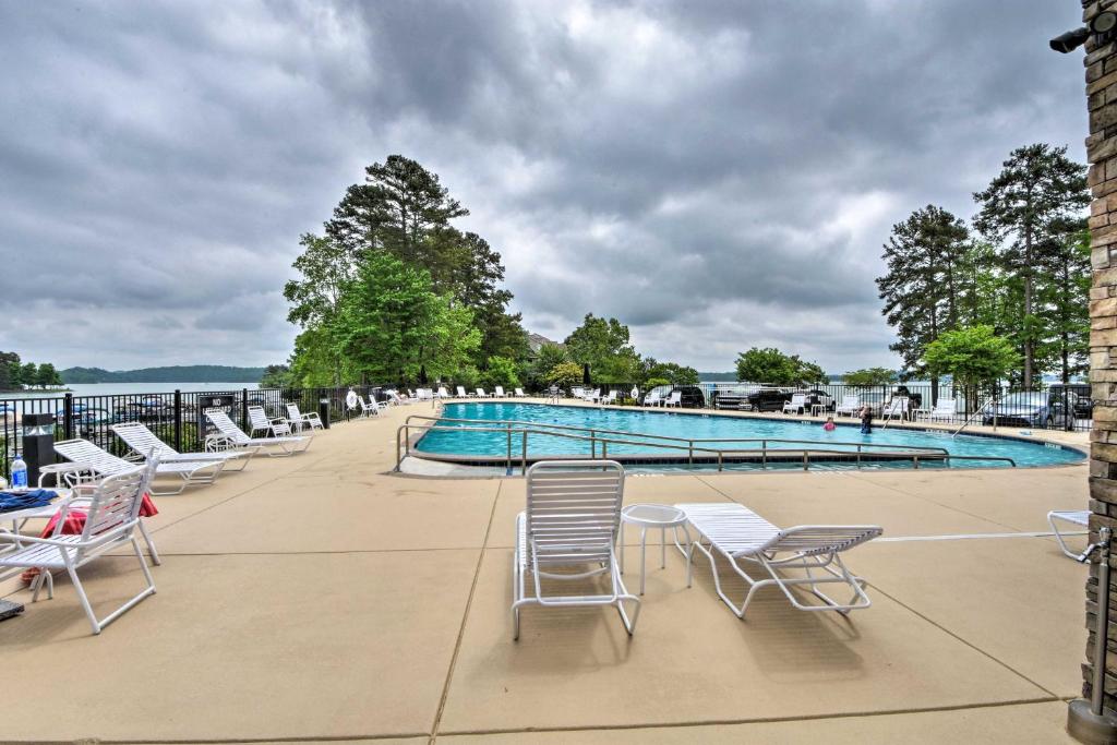 Condo on Lake Keowee with Resort Amenities Pool - image 3